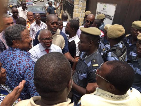 Moukagni Iwangou (cravate rouge), Jean Ping et des membres de l’UN en discussion avec les policiers devant le siège de la PJ. © twitter.com/agueminia