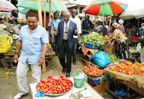 Jean-Eyeghe-Ndong-en-visite-dans-les-marches-de-Libreville1