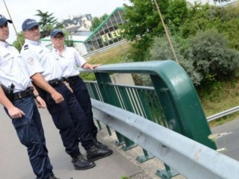 Policiers sauveurs-de30b31e