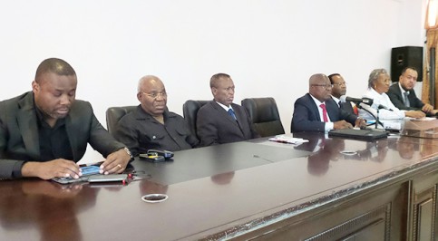Les membres du nouveau bureau du Front autour de Jean de Dieu Moukagni Iwangou. © Gabonreview