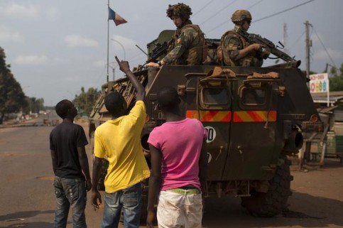 Un blindé français à Bangui le 27 janvier. (Photo Siegfried Modola. Reuters)